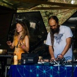 Cover Dva Dereva - Wind In The Desert
