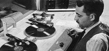 Die Geschichte des DJ-Berufs: Vom Radioäther zur Tanzflächenkultur